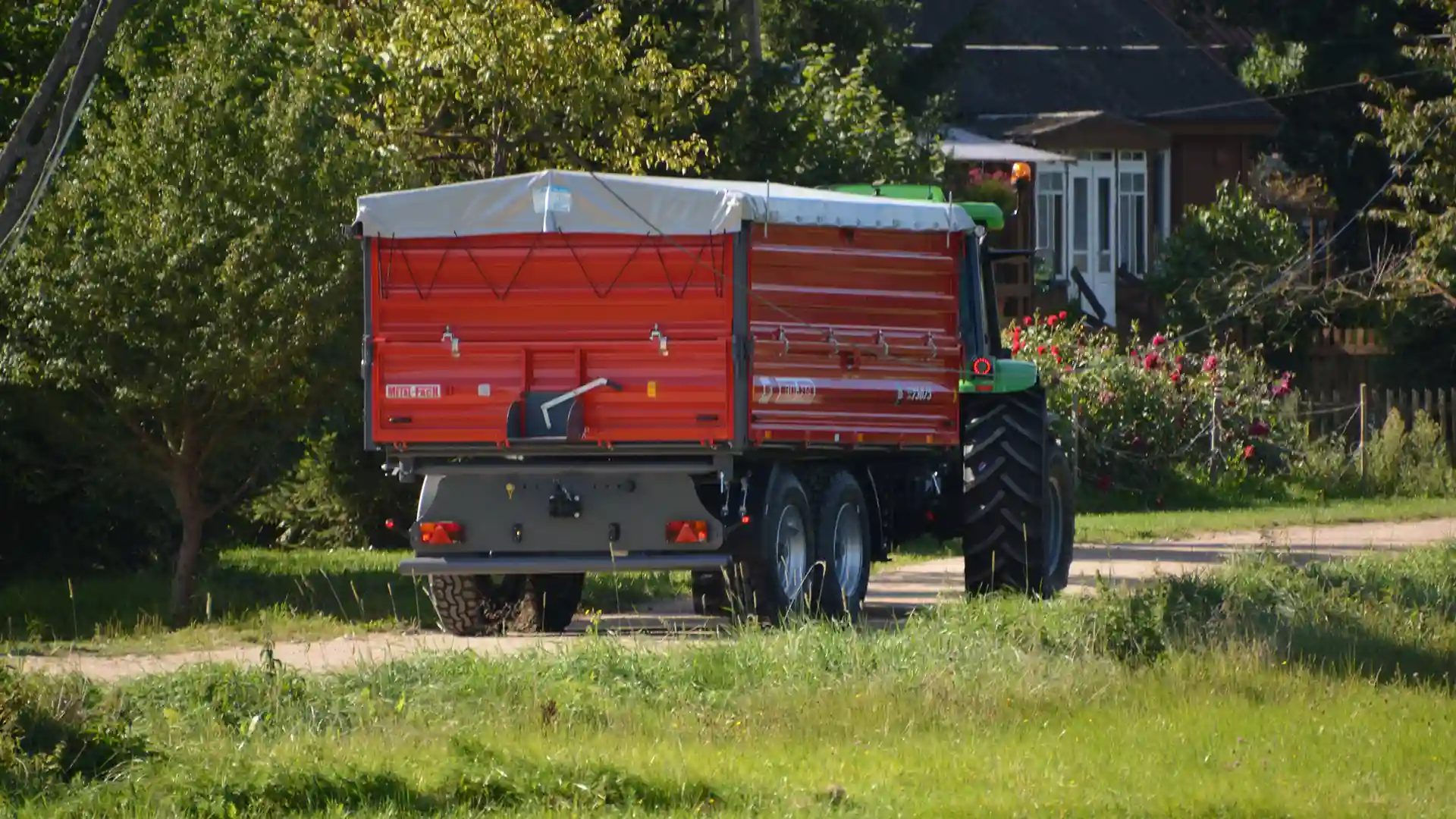Puspriekabė METAL – FACH T730