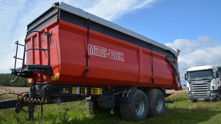 Puspriekabė METAL-FACH T935